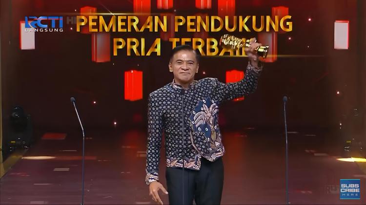 Kenakan Batik Sawit Terima Piala IMA Awards 2024, Begini Penilaian Aktor Senior Donny Damara