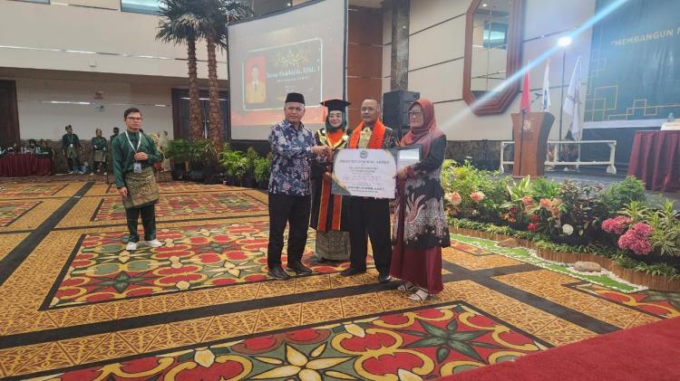 Apkasindo Beri Penghargaan untuk Wisudawan Pemuncak Politeknik Kampar