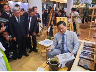 Wamenkeu Membatik Pakai Malam Sawit pada Gelaran ATF 2024: Produknya Bagus, Harus Terus Dikembangkan