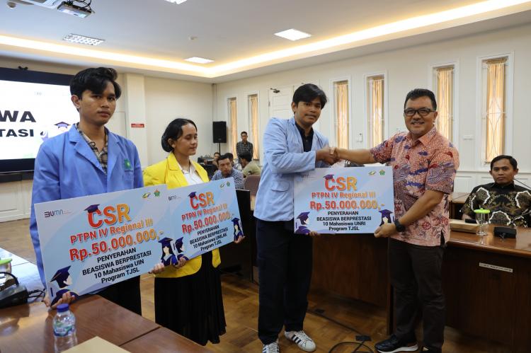 Puluhan Mahasiswa Berprestasi di Riau Terima Beasiswa dari PTPN IV Regional III