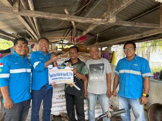 Petani Sawit di Sekitar Hauling Dapat Pupuk dari Perusahaan Tambang Batu Bara