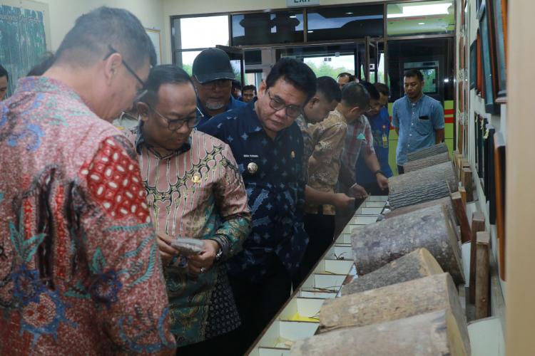 Optimalkan Fungsi Pengawasan, Pjs Bupati Siak Dampingi Pj Gubernur Riau Kunjungi PT Indah Kiat