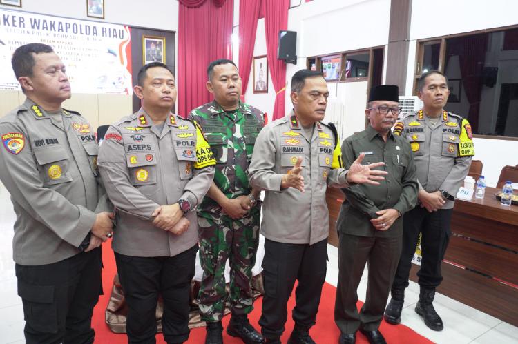 Dampingi Wakapolda Riau, Sekda Siak Lepas Pemberangkatan 364 Personil PAM TPS Pilkada