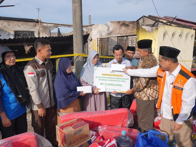 Alfedri Beri Bantuan Korban Kebakaran Rumah di Komplek KPR 1 Perawang