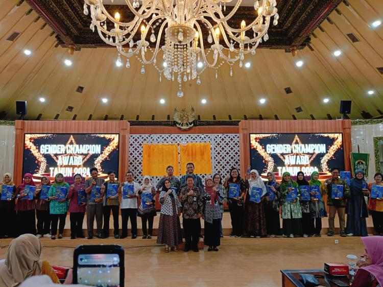 Berdayakan Kaum Ibu, UKMK Batik Sawit Raih Gender Champion Award 2024