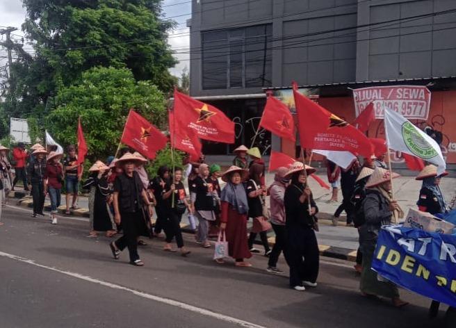 Meski dihadang Hujan, Petani Asal Jambi dan Riau Tetap Lanjutkan Aksi Jalan Kaki ke Istana Negara