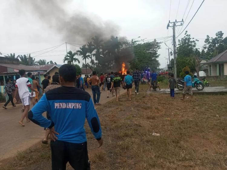 Tabrak Anak Kecil, Satu Unit Truk Sawit Hangus di Bakar Massa