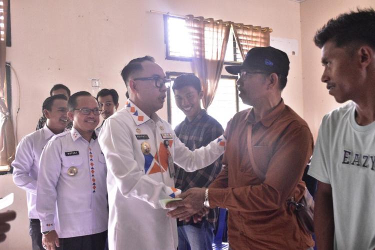 Ribuan Petani Sawit Way Kanan Terima Kartu BPJS Ketenagakerjaan