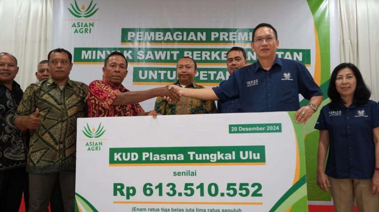 Asian Agri Berikan Apresiasi kepada Petani Plasma di Jambi melalui Pembagian Premi Hasil Penjualan Minyak Sawit Bersertifikasi