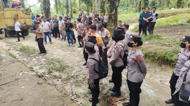 Dengan Pengawalan Ketat, PT SIA Kosongkan Lahan dari Penggarap