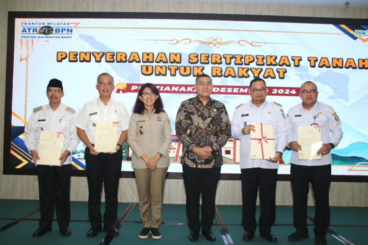 Wamen ATR/BPN Serahkan Sertipikat Tanah kepada Masyarakat Kalbar
