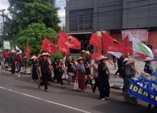 Meski dihadang Hujan, Petani Asal Jambi dan Riau Tetap Lanjutkan Aksi Jalan Kaki ke Istana Negara