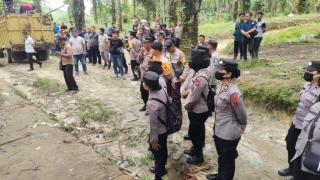 Dengan Pengawalan Ketat, PT SIA Kosongkan Lahan dari Penggarap