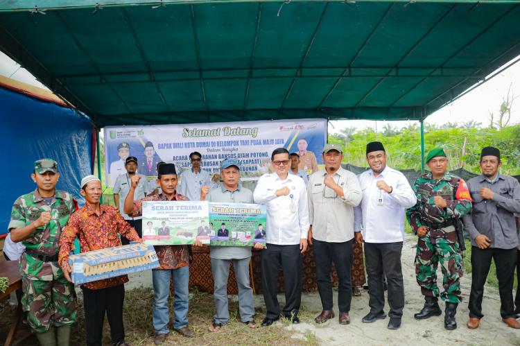 Hapus Kemiskinan, Warga Medang Kampai Dapat Bansos Berupa Ayam Potong, Sapi, dan Pupuk