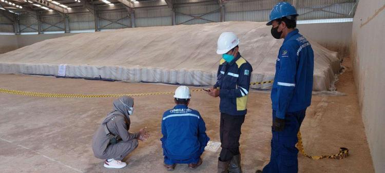 Puluhan Ton Bungkil Sawit Diangkut dengan Truk dari Kapuas Hulu ke Malaysia 