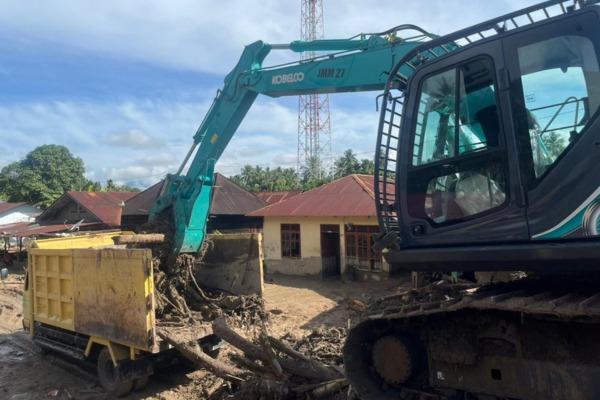 Perusahaan Sawit Turunkan Alat Berat Bantu Pemulihan Infrastruktur Pasca Banjir di Tano Tombangan