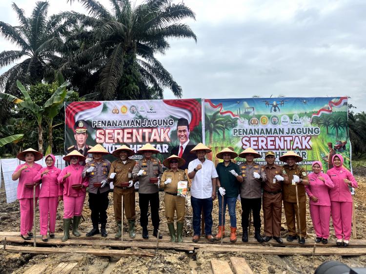 Dukung Swasembada Pangan, PT KTU dan Polres Siak Kolaborasi Tanam Jagung