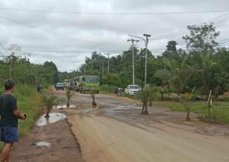 Perusahaan Acuh, Warga Sekolaq Darat Setop Truk CPO dan Tanam Sawit di Jalan Rusak