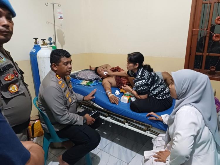 Besuk Pengepul Sawit Korban Penganiayaan Oknum Polisi, Begini Janji Kapolres Madina