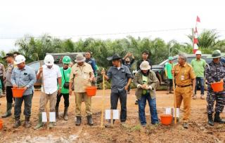 Dukung Swasembada Pangan, Forkopimda Ketapang Tanam Jagung Serentak di Kebun Sawit