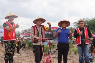 Polres Kutai Barat Bagikan 450 Kg Bibit Jagung untuk Tumpang Sari di Kebun Sawit