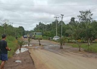 Perusahaan Acuh, Warga Sekolaq Darat Setop Truk CPO dan Tanam Sawit di Jalan Rusak