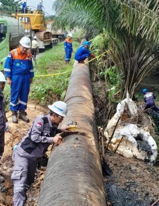 Pipa Milik PT BSP Bocor, Minyak Mentah Genangi Kebun Sawit Warga Perawang