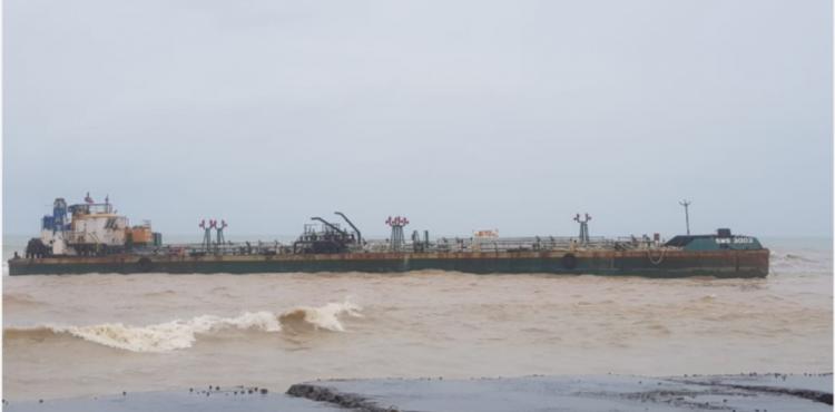 Dihantam Gelombang, Tongkang Bermuatan CPO Terdampar di Perairan Pasean
