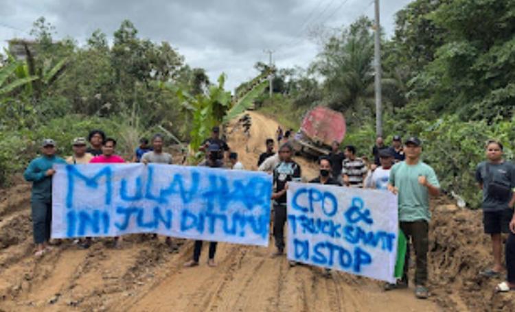 Protes Jalan Rusak, Warga Bentian Besar Setop Armada Sawit di Ruas Trans Kalimantan