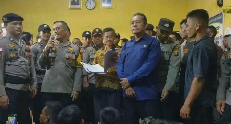 Ricuh, Rapat Bagi Hasil Plasma Sawit di Sambas Berlangsung Panas