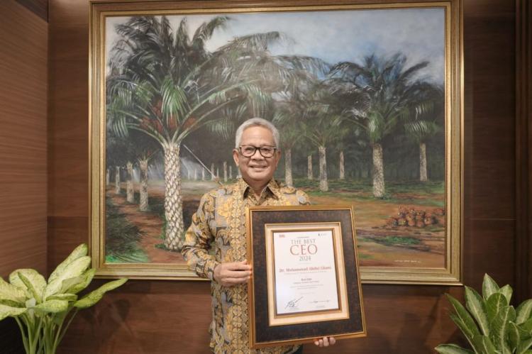 Sukses Terapkan Strategi Bisnis, Dirut PTPN III Raih Penghargaan Indonesia Best CEO Awards