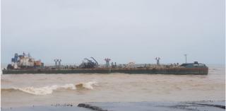 Dihantam Gelombang, Tongkang Bermuatan CPO Terdampar di Perairan Pasean