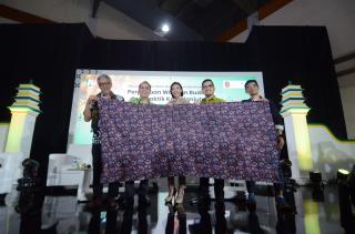 Padukan Warisan Budaya dan Keberlanjutan, Batik Berbahan Sawit Diluncurkan di INACRAFT 2025