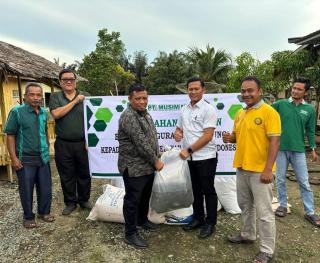 Kembangkan Usaha Masyarakat, Perusahaan Sawit Salurkan Ribuan Benih Ikan