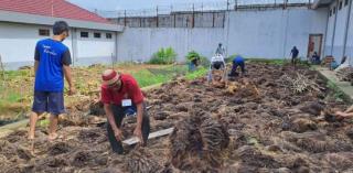 Buat Media Tanam, Warga Binaan Lapas Banyuasin Jadikan Tankos Sawit Sebagai Pupuk Alami