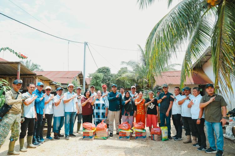 PTPN IV Regional III Salurkan Bantuan untuk Korban Banjir di Batu Langkah