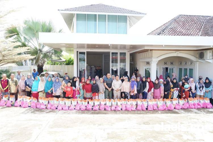 Sambut Idul Fitri, Wakil Ketua DPRD Kota Jambi M Yasir Bagikan 1.000 Paket Sembako Pada Warga 