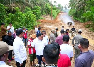 Perusahaan Sawit Diminta Bantu Perbaikan Jalan Rusak di Inhu