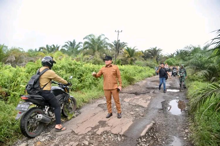 Jalan Poros Membelah Kebun Sawit di Kubu Dipastikan Dibangun Tahun ini