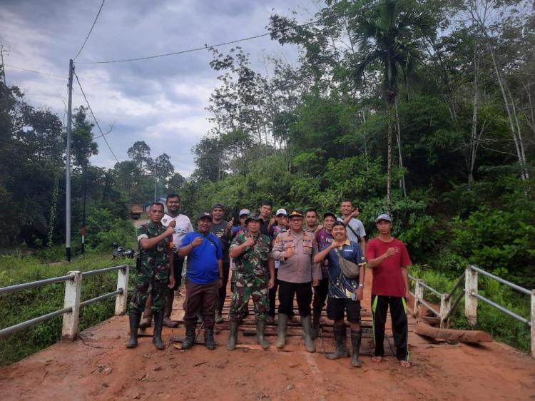 Terus Dilewati Kendaraan Berat, Jembatan di Sayan Roboh