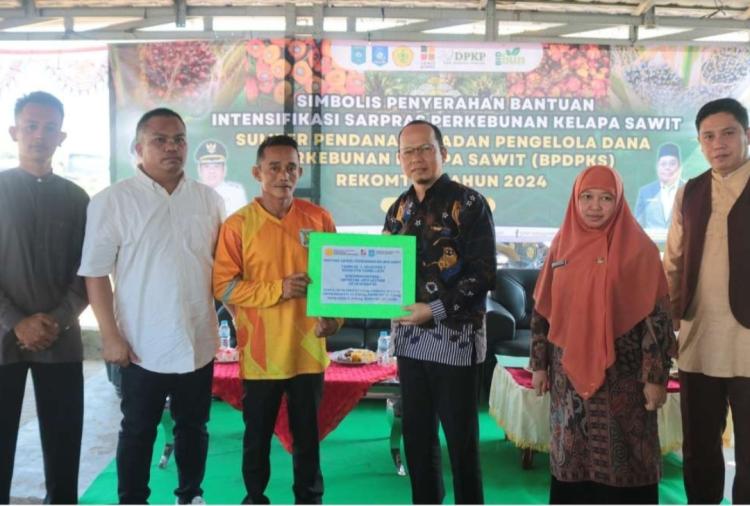 Petani Sawit di Desa Kerantai Dapat Bantuan Pupuk dan Herbisida Senilai Rp 1,5 Miliar