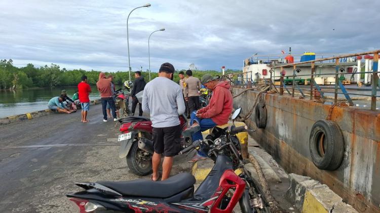 Dua Kelompok Warga Ribut, Rebutan Bongkar Muat CPO di Pelabuhan Babana