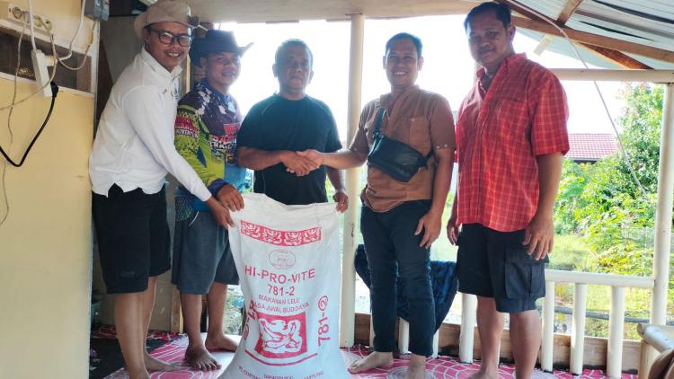 Dukung Ketahanan Pangan, PTPN IV Regional 4 Bantu Petani Pakan Ikan