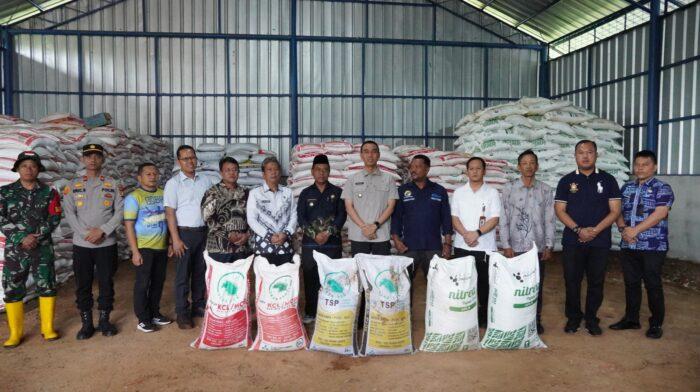 Ribuan Ton Bantuan Pupuk dan Obat-obatan Disalurkan ke Petani Sawit OKI