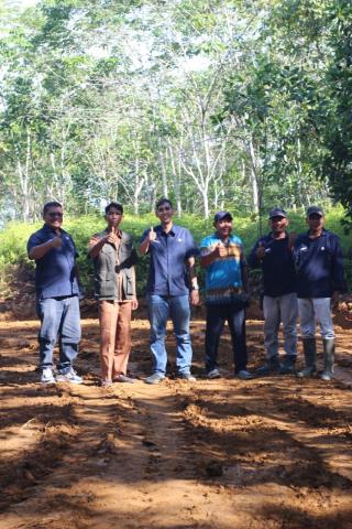 Perbaiki Jalan Rusak, PTPN IV Regional 4 Bantu Kirim Greader