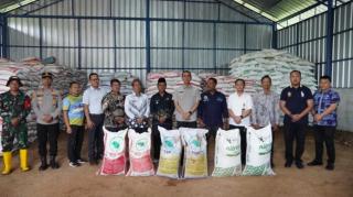 Ribuan Ton Bantuan Pupuk dan Obat-obatan Disalurkan ke Petani Sawit OKI
