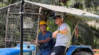 Temui PMI di Malaysia, Menteri Karding Coba Panen Kelapa Sawit