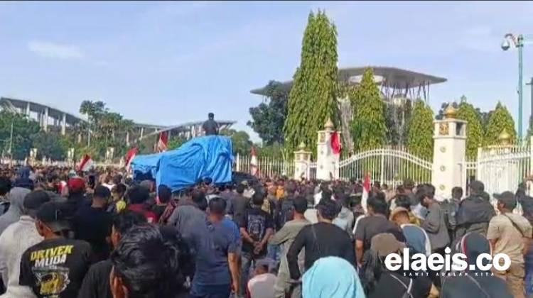 Tolak Relokasi, Ribuan Warga Pelalawan Kepung Kantor Gubernur Riau