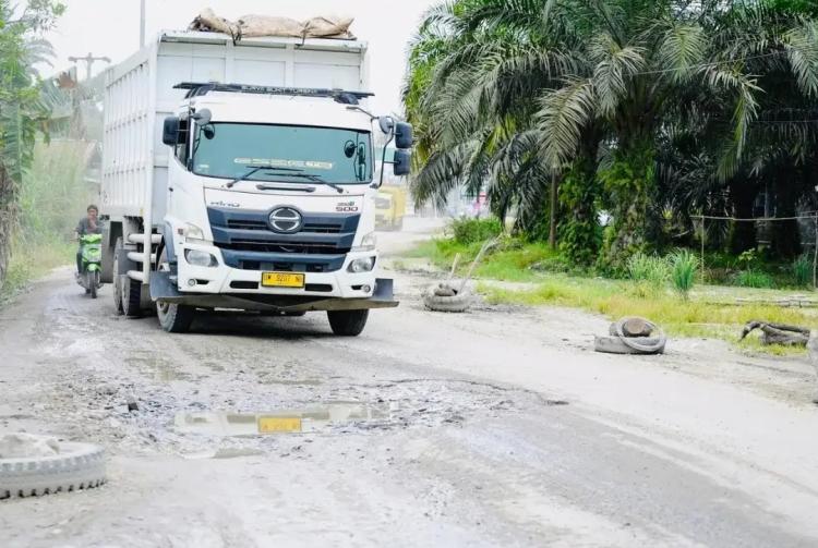 Perusahaan Sawit Diminta Bantu Perbaikan Ruas Jalan Lintas Cerenti - Air Molek
