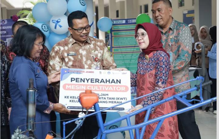 Semarak Menuju 22 Tahun, Politeknik Jambi Serahkan Bantuan Mesin Cultivator untuk Wanita Tani Pinang Merah